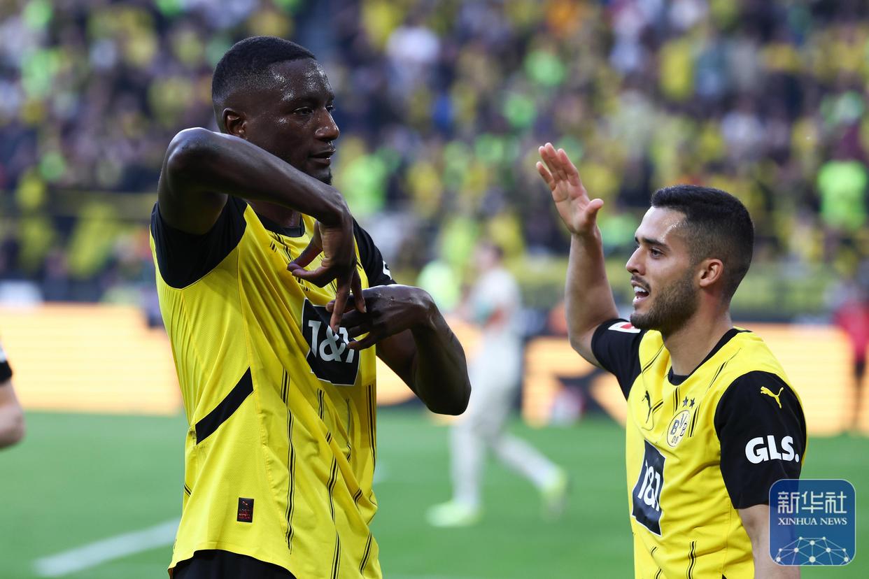 爱游戏入口-门兴格拉德巴赫训练开放日；赛后远射贴柱引观众欢呼；中超在即；身体对抗强度拉满的简单介绍