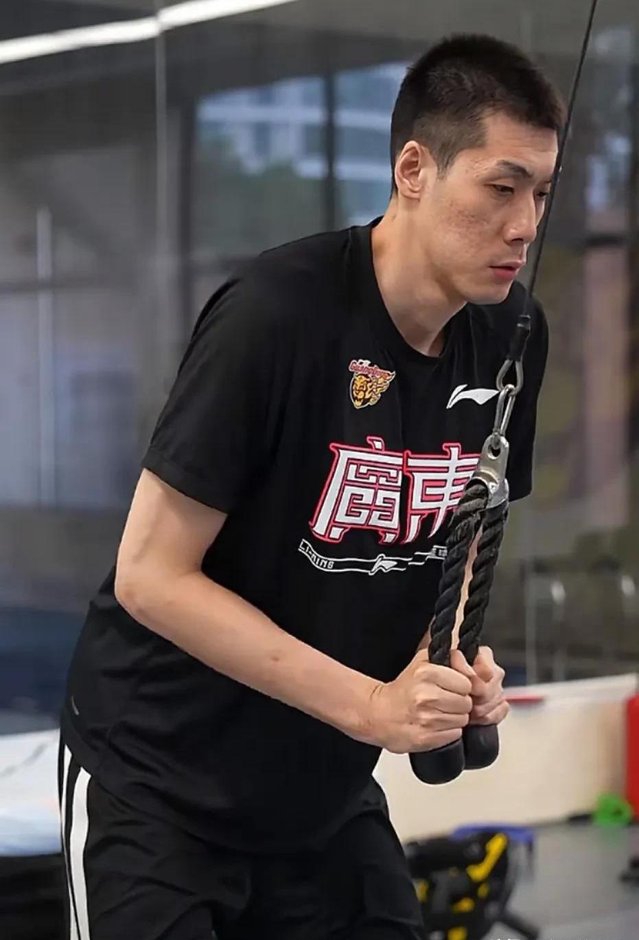 爱游戏APP-包含广东宏远训练开放日，今晚防线松动引欢呼，CBA季后赛在即，赛程密集仍需轮换的词条