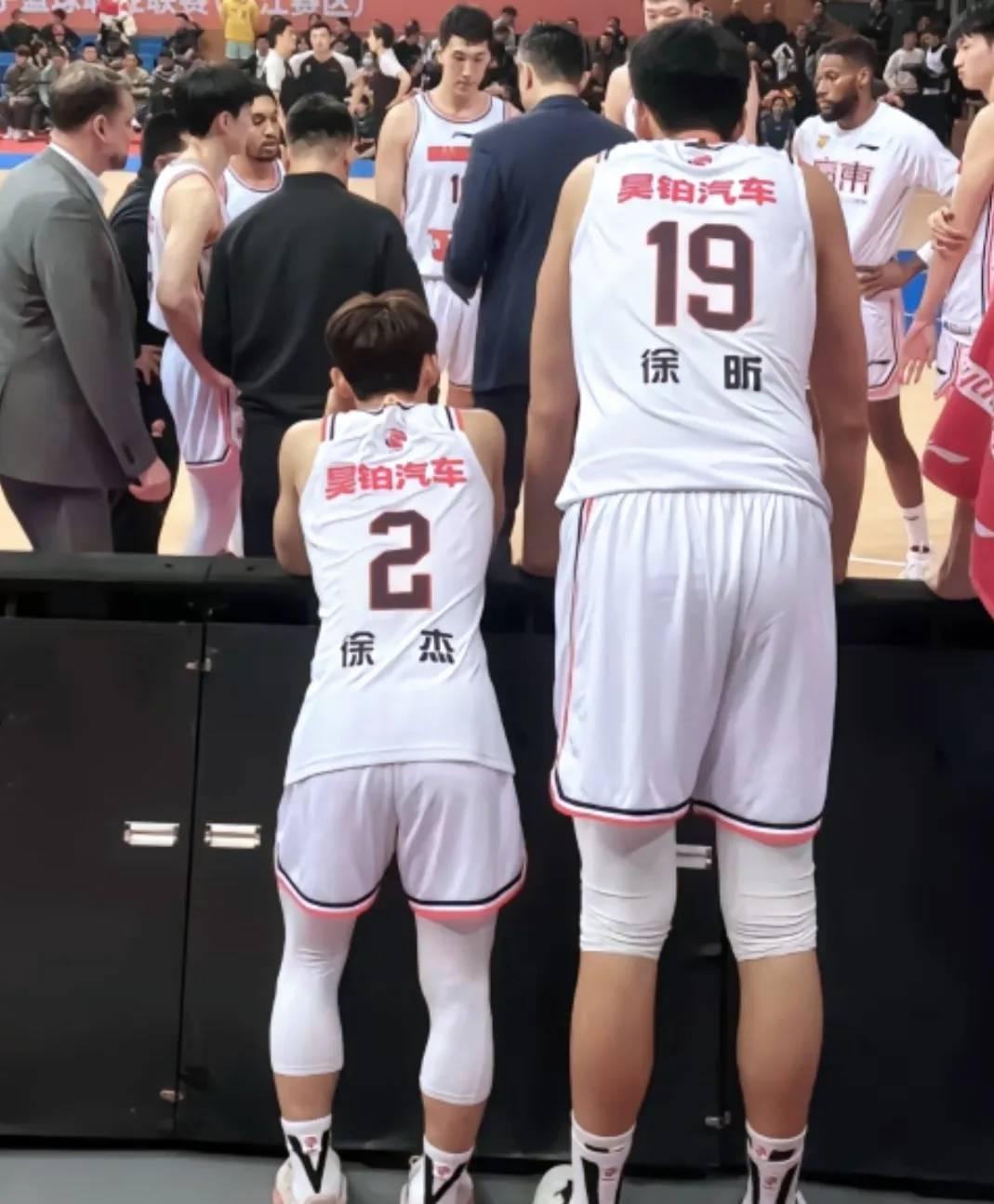 爱游戏入口-广州队迎CBA季后赛关键赛，赛前完成体检，引发热议，临场指挥获称赞(cba临场裁判几位)
